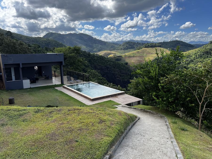 A casa e a piscina vistas do alto