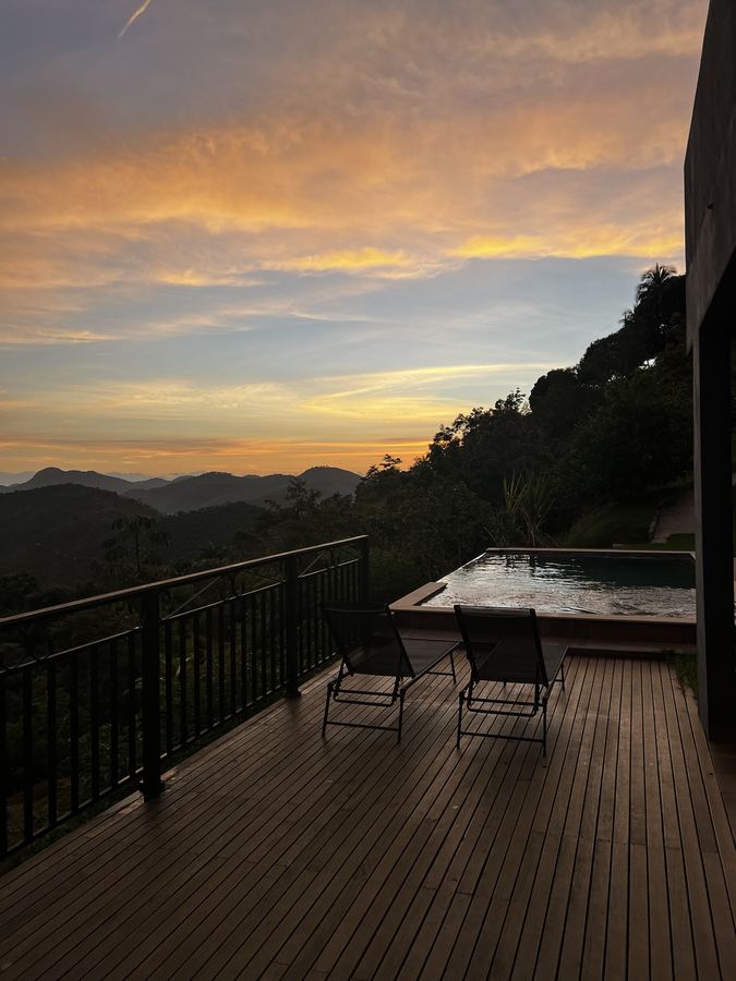 Deck com espreguiçadeiras no pôr do sol