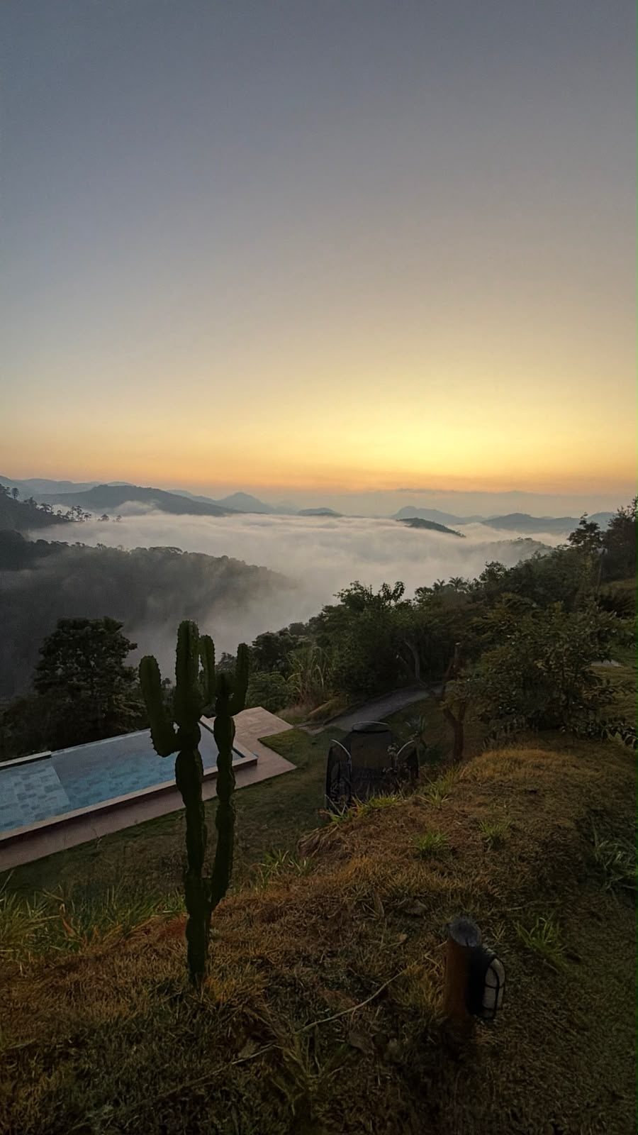 Mar de nuvens sobre o vale ao amanhecer, visto do sítio