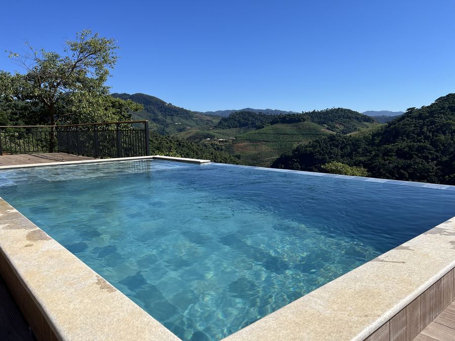 Piscina azul com as montanhas ao fundo