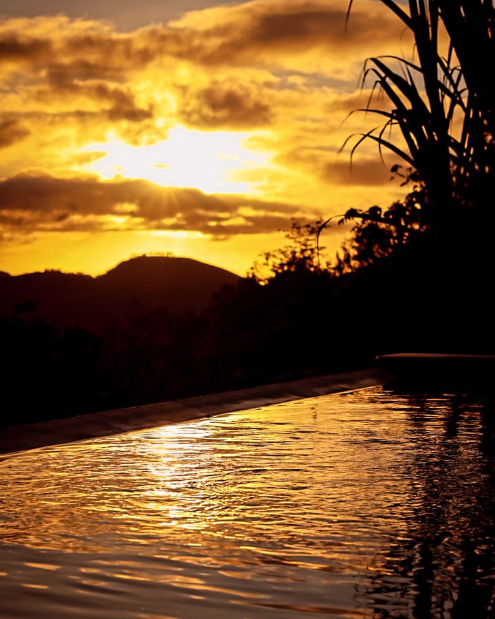 Pôr do sol refletido na piscina