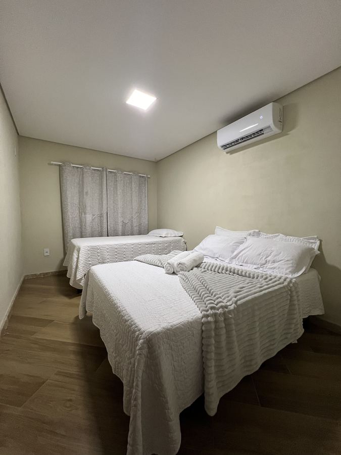 Quarto social com cama de casal e cama de solteiro