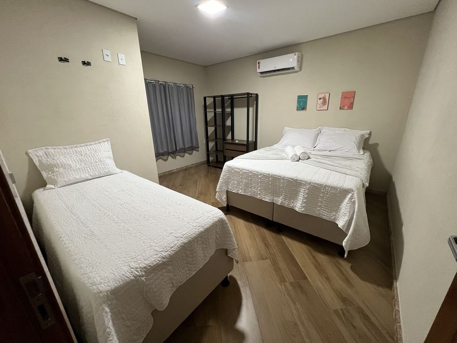 Suíte com cama queen e cama de solteiro