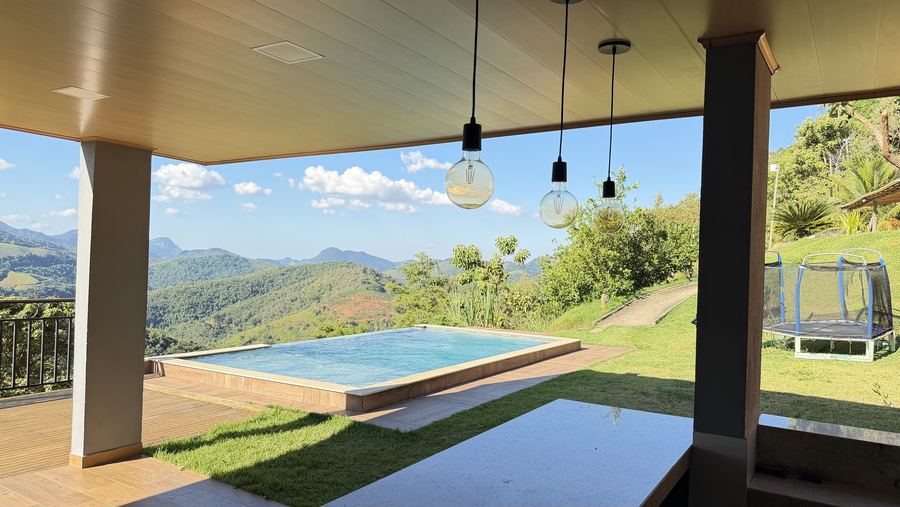 Vista da piscina a partir da área gourmet